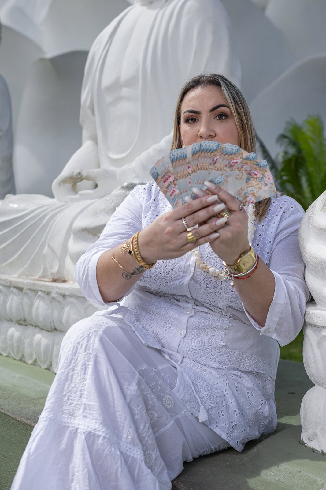 Medium Espirita Bruna segurando cartas em ambiente espiritual